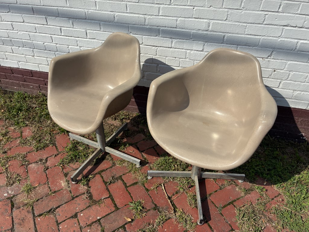 2 Mid Century Modern Fiberglass Shell Chairs By Krueger Metal Works - Epoch within Shell Chair Modern Decor