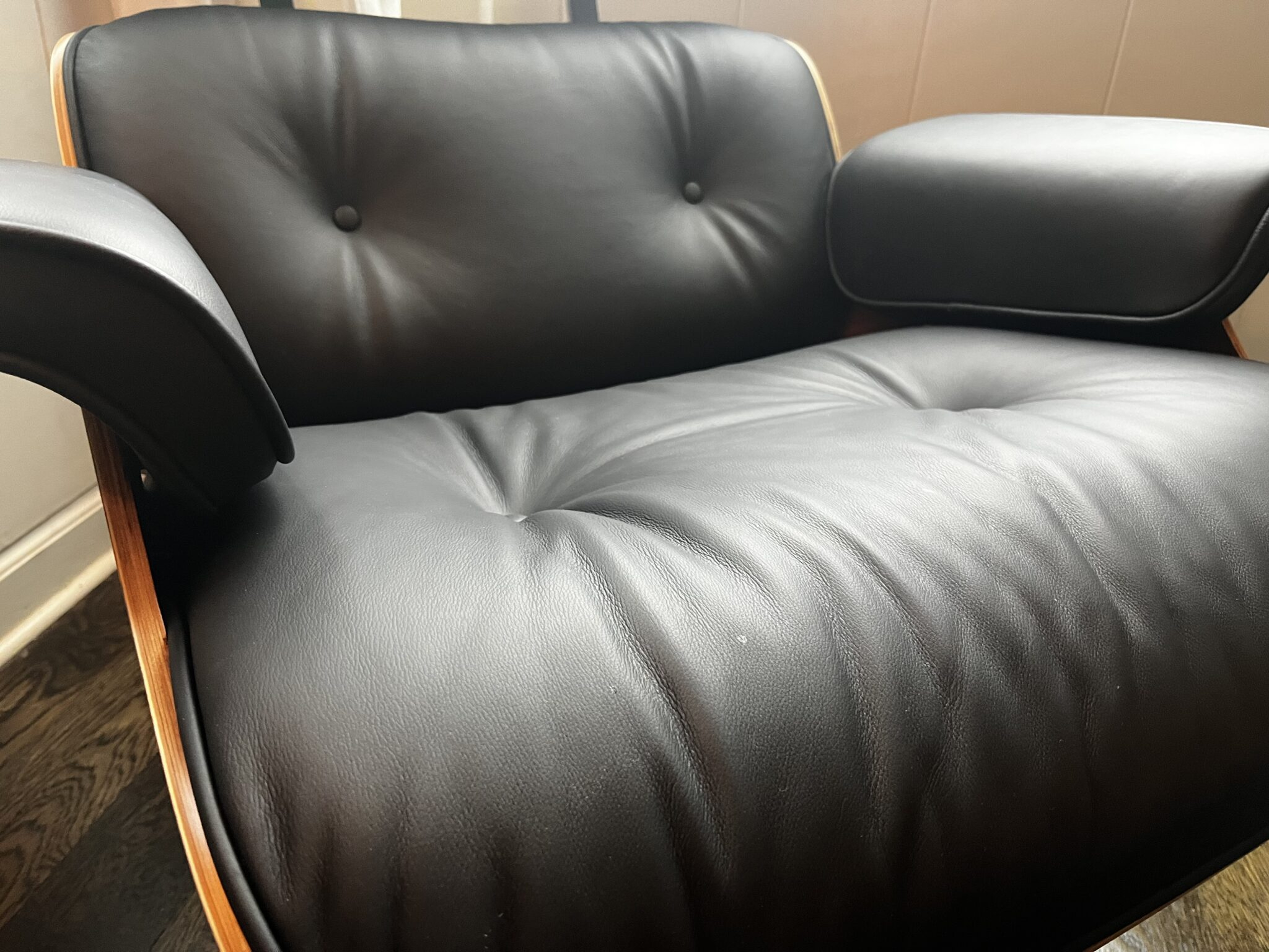 Eames Lounge Chair Replica: The Iconic Chair Review - Modern Dens in Eames Lounge Chair Replica