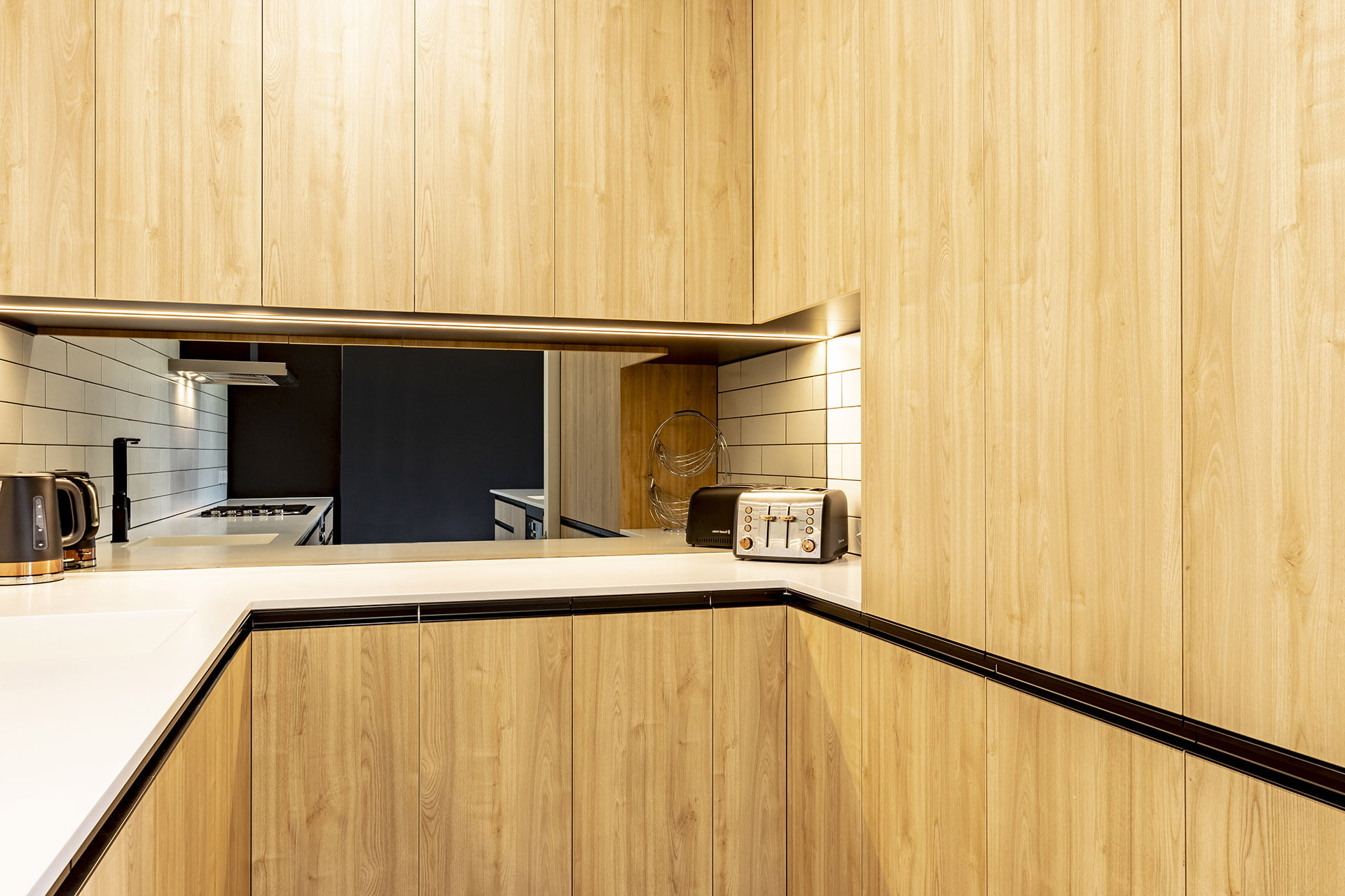 Spotting the Fakes in 2026 by Reading Wood Grain and Joinery Clues